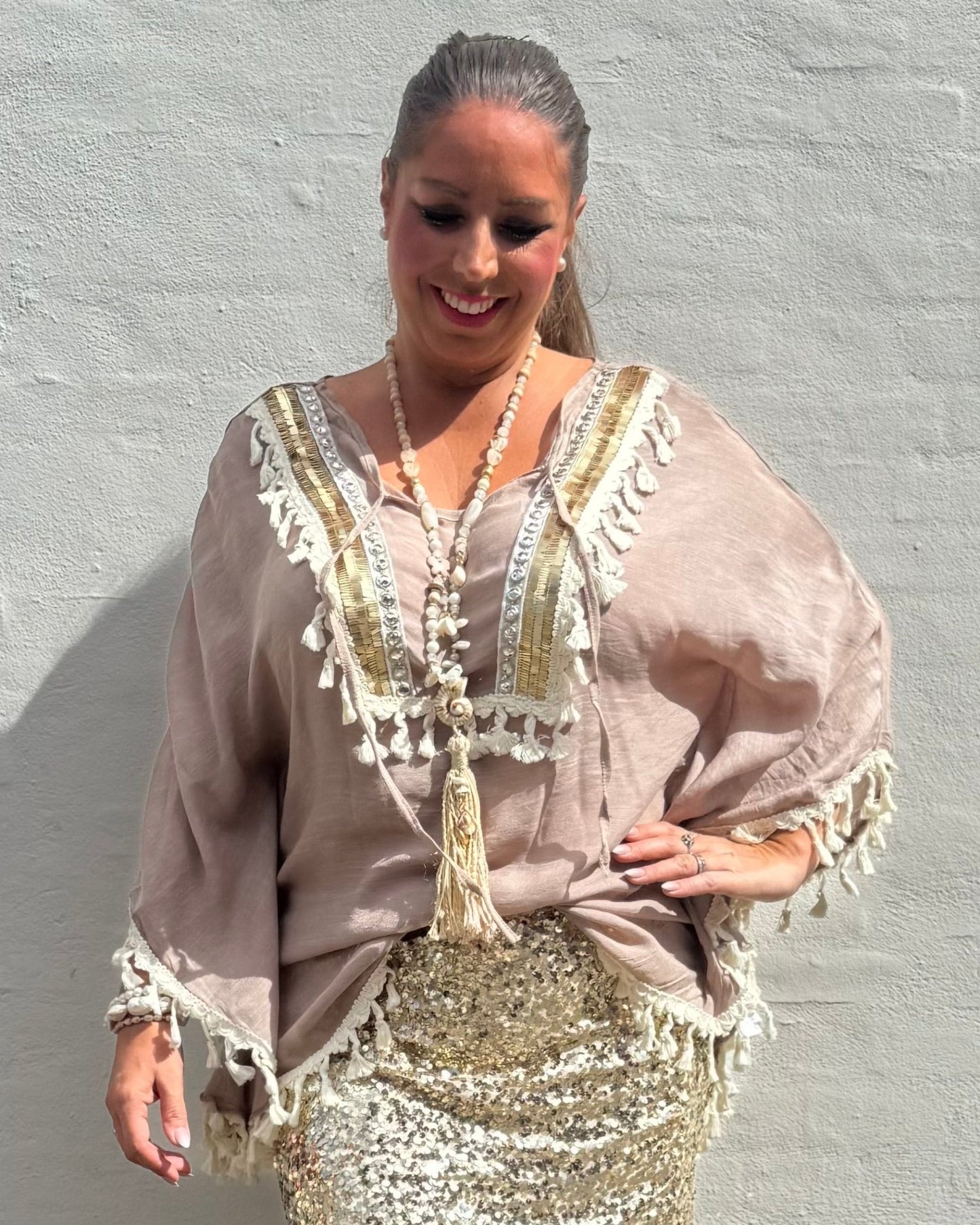 Tunika med pailletter og frynser - taupe - Staun Denmark - Til hverdag og fest