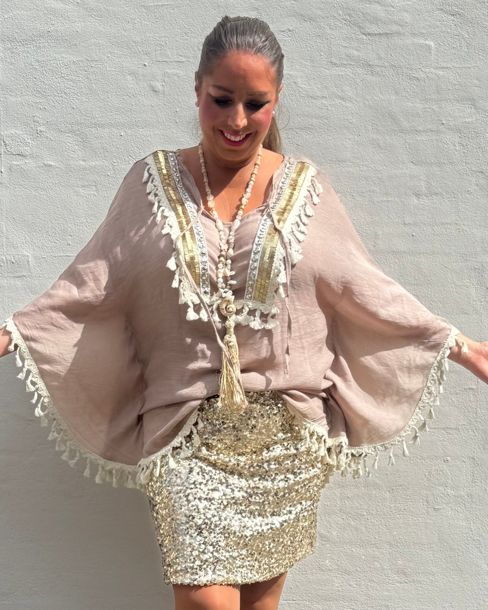 Tunika med pailletter og frynser - taupe - Staun Denmark - Til hverdag og fest